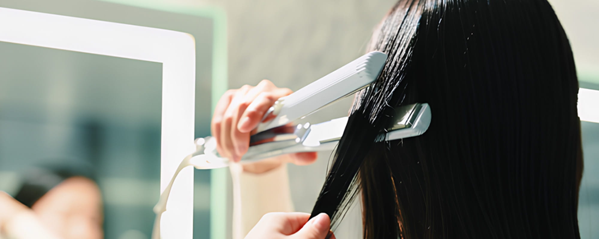 【初心者必見】ヘアアイロンの正しい使い方｜注意点やキープのコツも解説