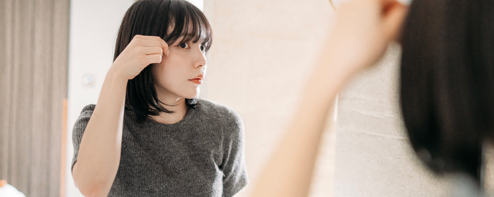前髪がうねる原因は？ドライヤーを使用した直し方や外出時の対処法まで解説