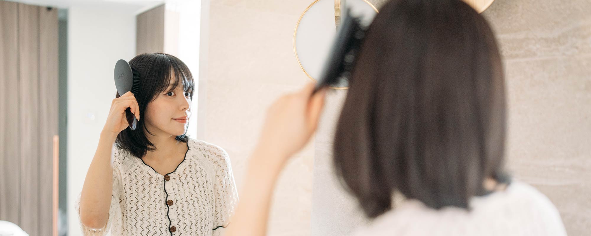 【美容師監修】髪を梳かす正しい方法は？メリットやヘアブラシの選び方も解説
