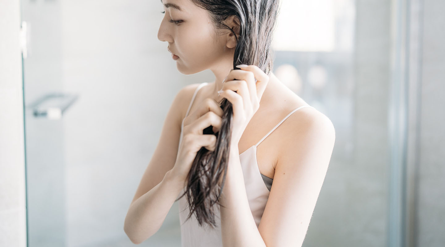 STEP1. お風呂場で髪の水気を手で軽く絞る