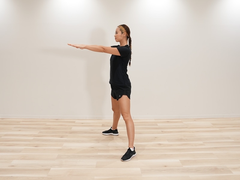 足を肩幅くらいに開いて立ち、両手は床に平行になるように前方に伸ばすか胸の前でクロスする。