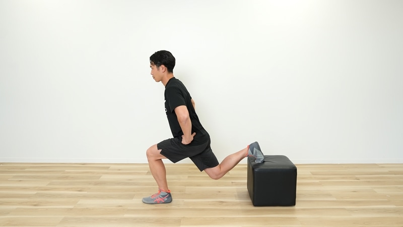 前に出した足に体重をかけたまま、お尻を下におろす。